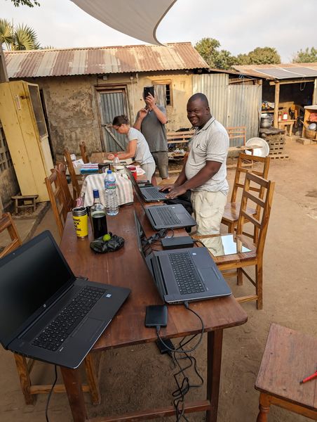 Laptops werden vorbereitet.jpg